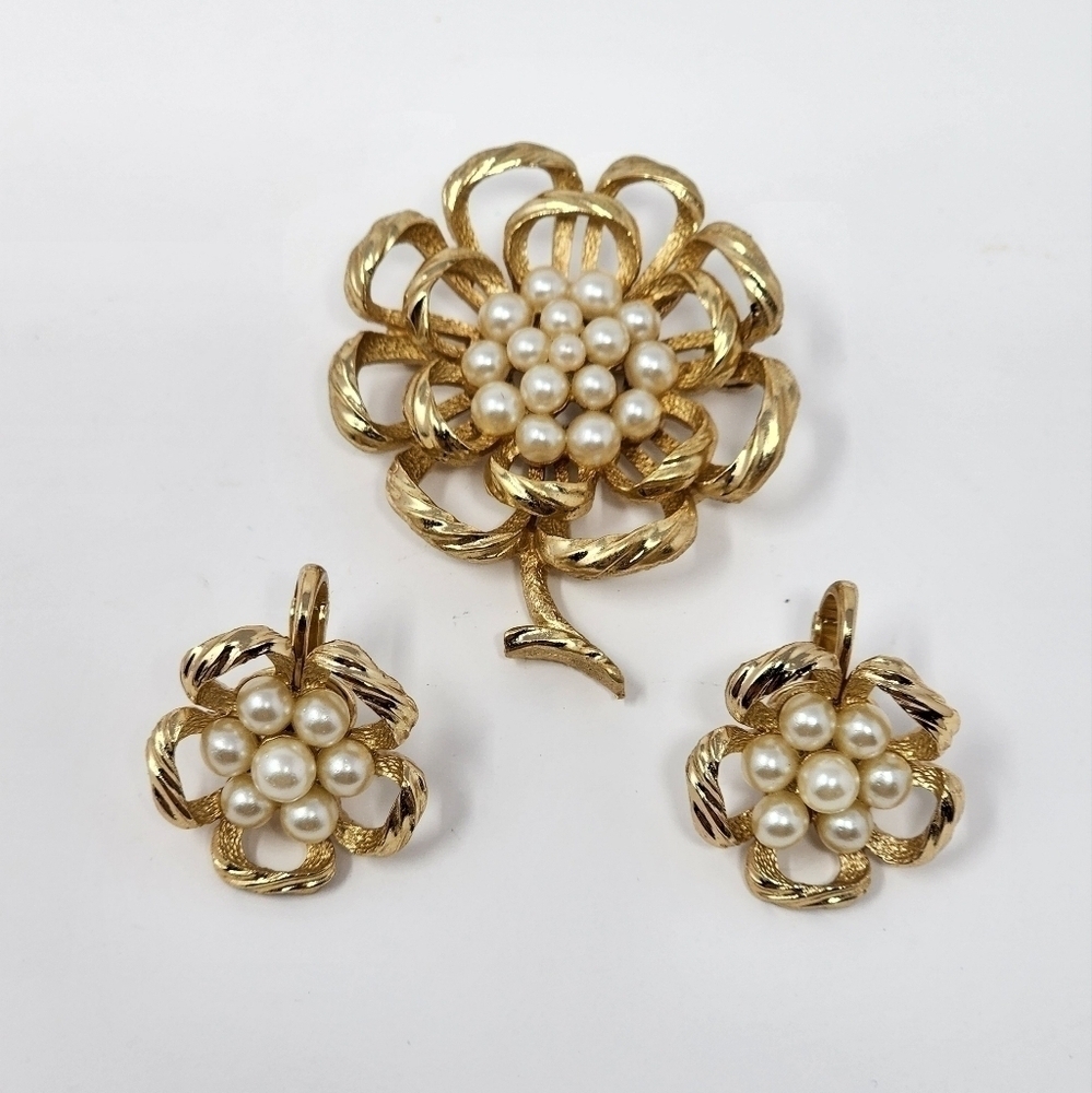 VINTAGE CROWN TRIFARI GARDEN PARTY COLLECTION BROOCH AND EARRINGS
